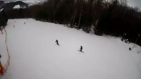 Widok na stację końcową wyciagu o należącym do Grupy Pingwina ośrodku Kasina Ski