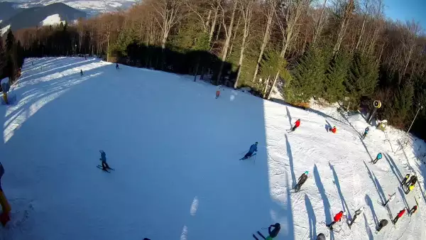 Widok na stację końcową wyciagu o należącym do Grupy Pingwina ośrodku Kasina Ski