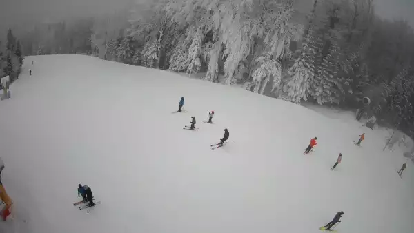 Widok na stację końcową wyciagu o należącym do Grupy Pingwina ośrodku Kasina Ski