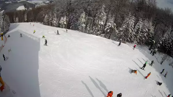 Widok na stację końcową wyciagu o należącym do Grupy Pingwina ośrodku Kasina Ski