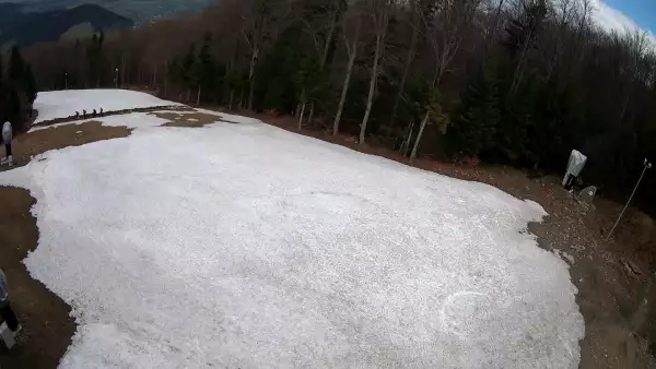 Widok na stację końcową wyciagu o należącym do Grupy Pingwina ośrodku Kasina Ski