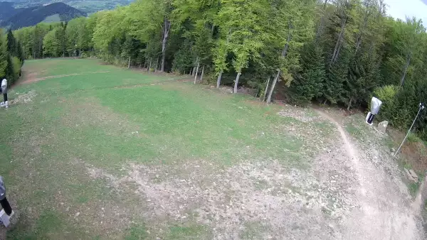 Widok na stację końcową wyciagu o należącym do Grupy Pingwina ośrodku Kasina Ski