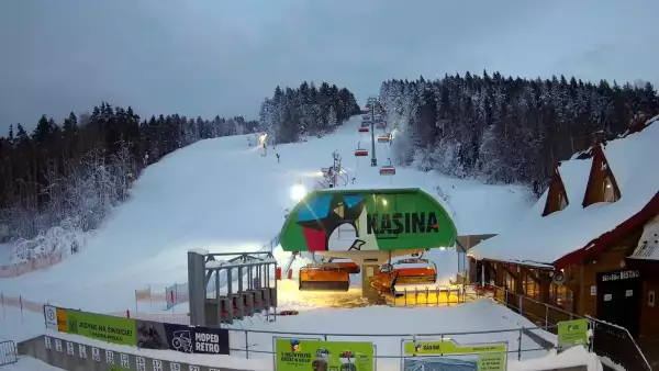 Widok na wyciąg oraz zakończenie trasy zjazdowej