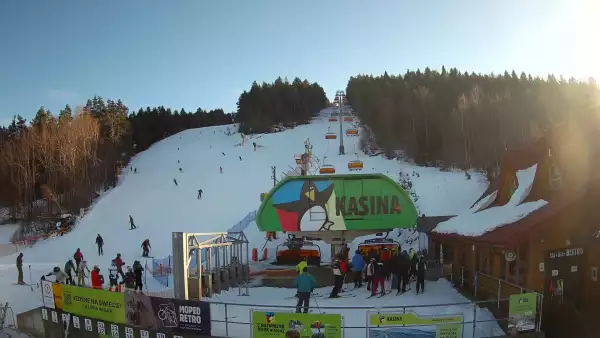 Widok na wyciąg oraz zakończenie trasy zjazdowej