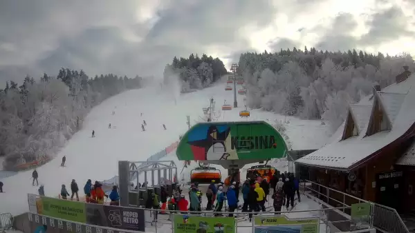 Widok na wyciąg oraz zakończenie trasy zjazdowej