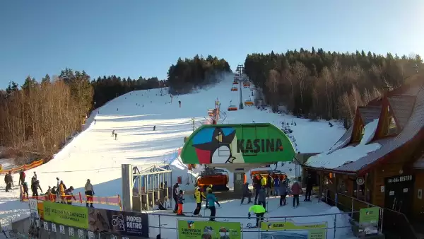 Widok na wyciąg oraz zakończenie trasy zjazdowej