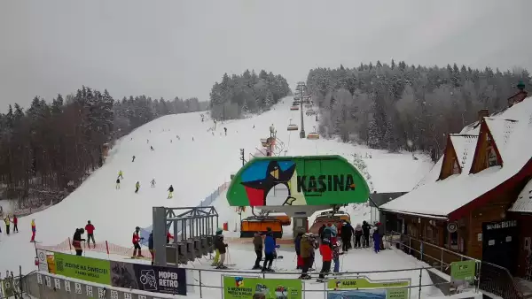 Widok na wyciąg oraz zakończenie trasy zjazdowej