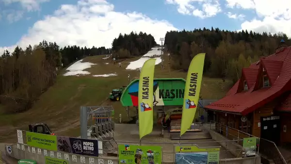 Widok na wyciąg oraz zakończenie trasy zjazdowej