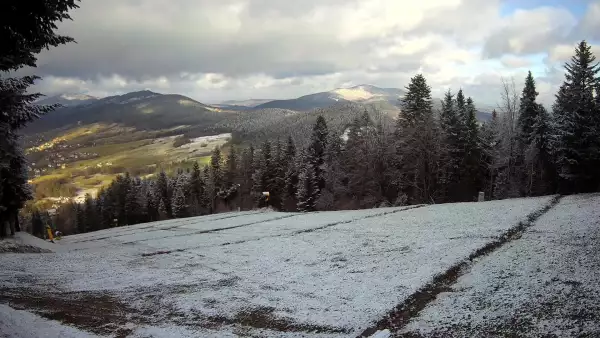 Widok na trasy narciarskie w Kasinie, gdzie czerwona trasa łączy się z niebieską.