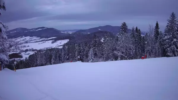Widok na trasy narciarskie w Kasinie, gdzie czerwona trasa łączy się z niebieską.
