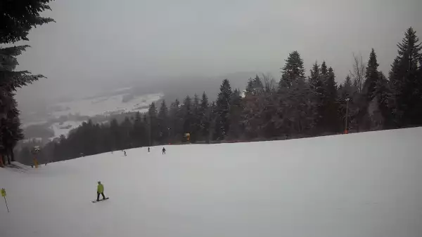 Widok na trasy narciarskie w Kasinie, gdzie czerwona trasa łączy się z niebieską.