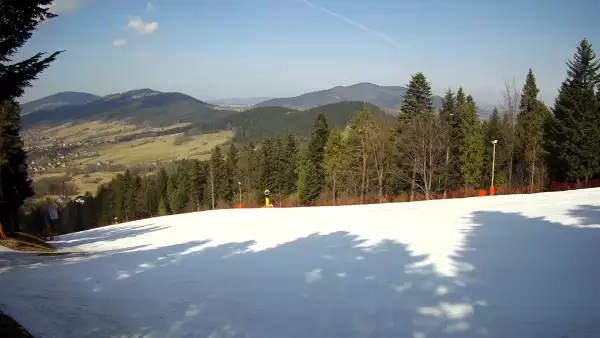 Widok na trasy narciarskie w Kasinie, gdzie czerwona trasa łączy się z niebieską.