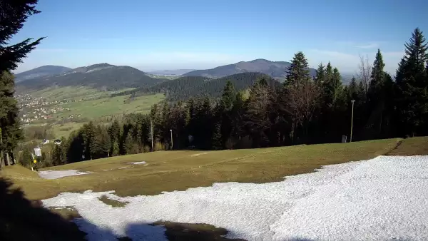 Widok na trasy narciarskie w Kasinie, gdzie czerwona trasa łączy się z niebieską.