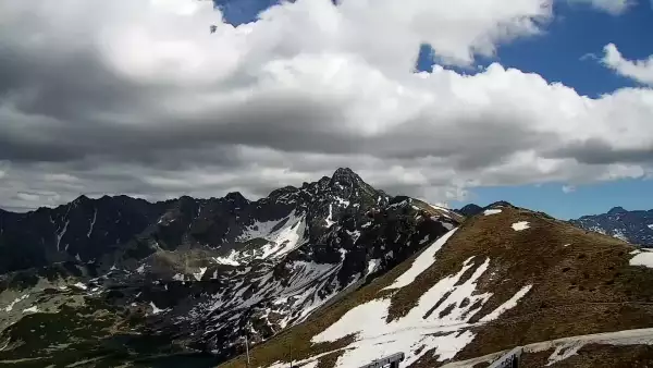 Kamera z Kasprowego Wierchu na czteroosobową kolejkę krzesełkową.