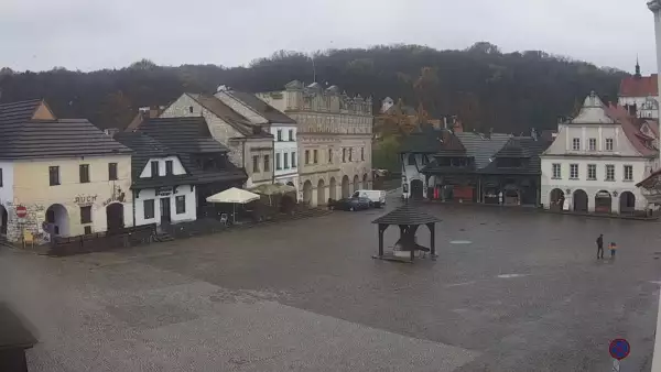 Kamera prezentuje widok na rynek w Kazimierzu Dolnym