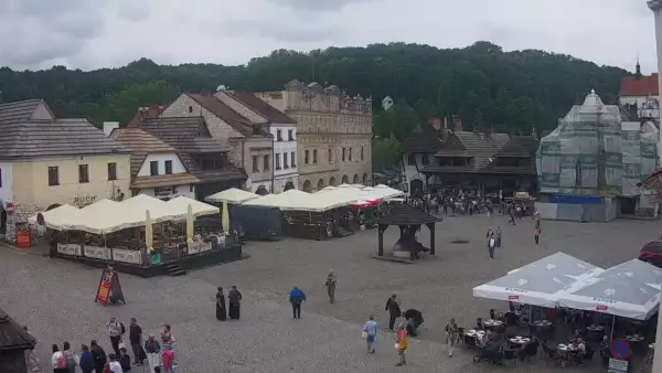 Kamera prezentuje widok na rynek w Kazimierzu Dolnym