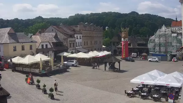Kamera prezentuje widok na rynek w Kazimierzu Dolnym
