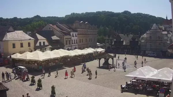 Kamera prezentuje widok na rynek w Kazimierzu Dolnym