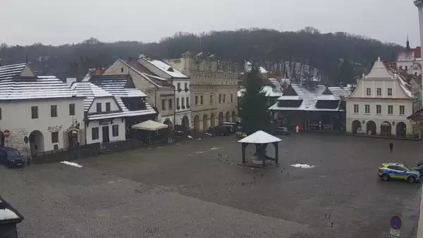 Kamera prezentuje widok na rynek w Kazimierzu Dolnym