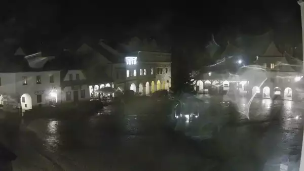 Kamera prezentuje widok na rynek w Kazimierzu Dolnym