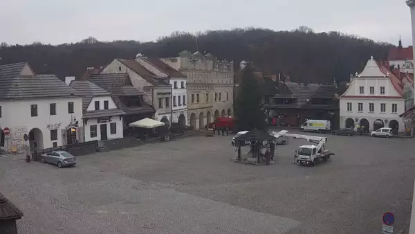 Kamera prezentuje widok na rynek w Kazimierzu Dolnym