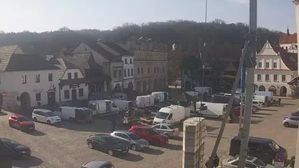 Kamera prezentuje widok na rynek w Kazimierzu Dolnym