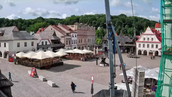 Kamera prezentuje widok na rynek w Kazimierzu Dolnym