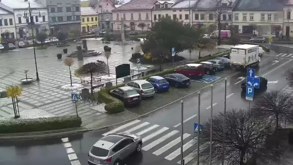 Kamera z widokiem na Rynek w Kętach z pomnikiem Św. Jana Kantego.