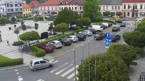 Kamera z widokiem na Rynek w Kętach z pomnikiem Św. Jana Kantego.