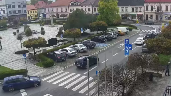 Kamera z widokiem na Rynek w Kętach z pomnikiem Św. Jana Kantego.