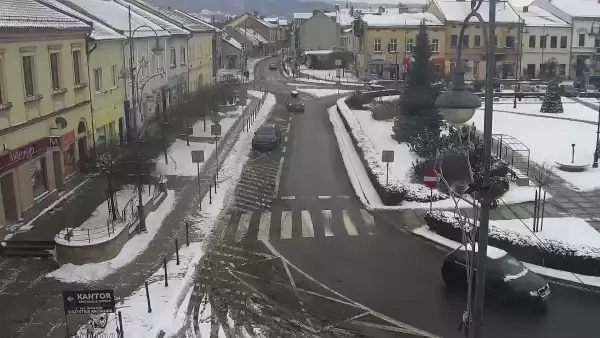 Kamera z widokiem na Rynek w Kętach z pomnikiem Św. Jana Kantego.