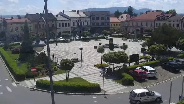 Kamera z widokiem na Rynek w Kętach z pomnikiem Św. Jana Kantego.