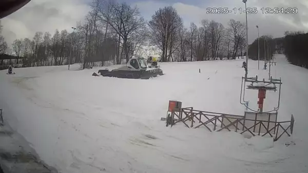 Widok na koniec jednej z tras narciarskich w ośrodku Kiczera Ski