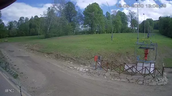 Widok na koniec jednej z tras narciarskich w ośrodku Kiczera Ski
