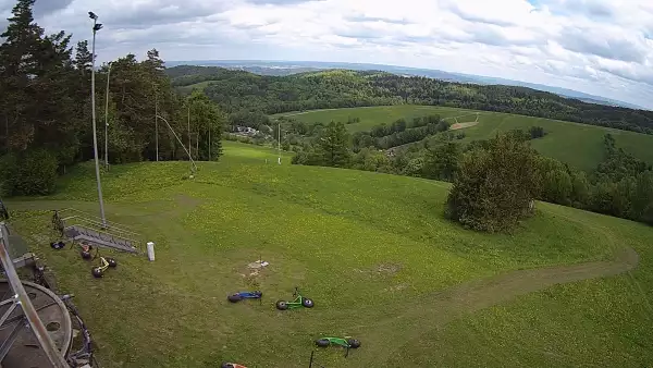 Widok z kamery zainstalowanej na górnej części wyciągu na stacji Kiczera Ski