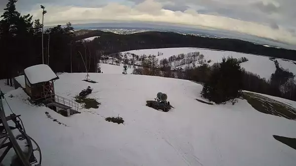 Widok z kamery zainstalowanej na górnej części wyciągu na stacji Kiczera Ski