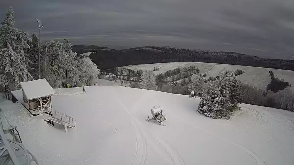 Widok z kamery zainstalowanej na górnej części wyciągu na stacji Kiczera Ski