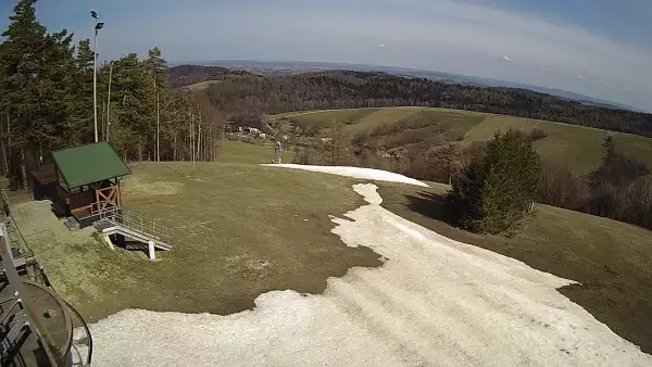 Widok z kamery zainstalowanej na górnej części wyciągu na stacji Kiczera Ski