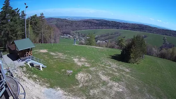 Widok z kamery zainstalowanej na górnej części wyciągu na stacji Kiczera Ski