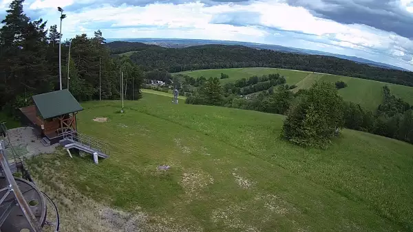 Widok z kamery zainstalowanej na górnej części wyciągu na stacji Kiczera Ski
