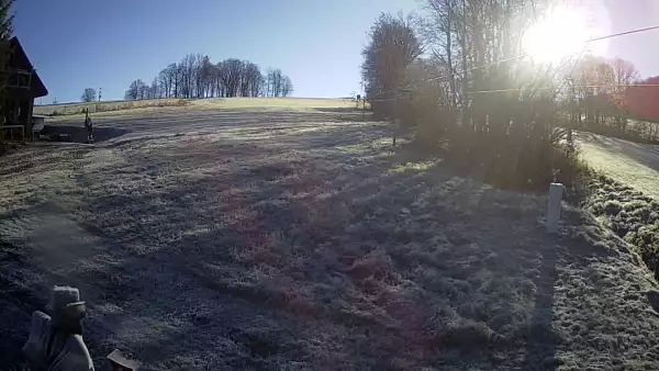 Widok na środkową część trasy zjazdowej i wyciąg orczykowy