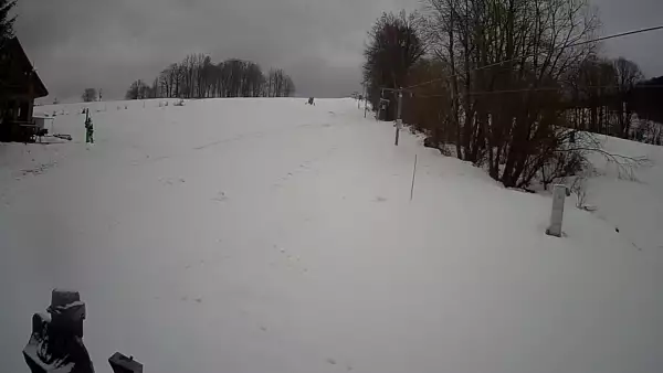 Widok na środkową część trasy zjazdowej i wyciąg orczykowy