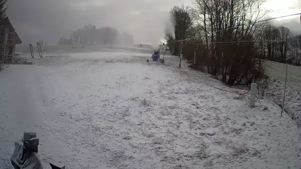 Widok na środkową część trasy zjazdowej i wyciąg orczykowy