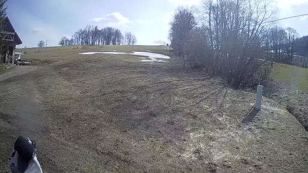 Widok na środkową część trasy zjazdowej i wyciąg orczykowy