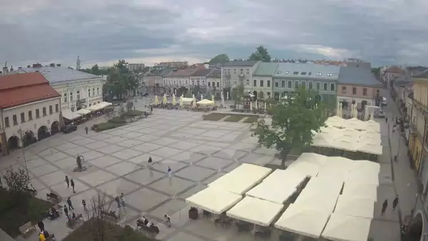 Kamera prezentuje ujęcie na rynek w Kielcach w województwie świętokrzyskim.