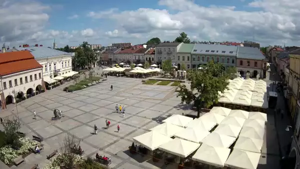 Kamera prezentuje ujęcie na rynek w Kielcach w województwie świętokrzyskim.