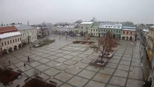 Kamera prezentuje ujęcie na rynek w Kielcach w województwie świętokrzyskim.