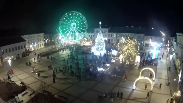 Kamera prezentuje ujęcie na rynek w Kielcach w województwie świętokrzyskim.