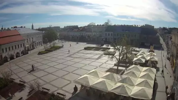 Kamera prezentuje ujęcie na rynek w Kielcach w województwie świętokrzyskim.