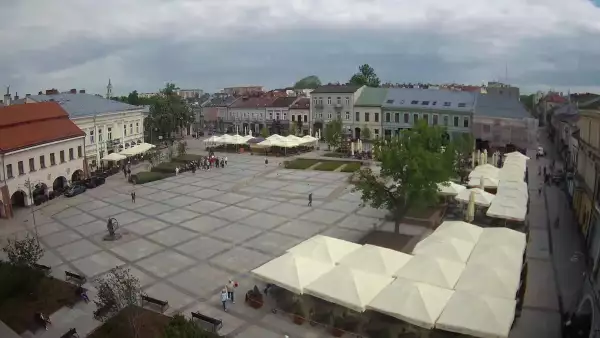 Kamera prezentuje ujęcie na rynek w Kielcach w województwie świętokrzyskim.